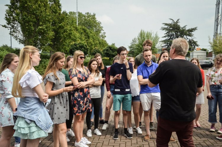 Jongeren in een kring